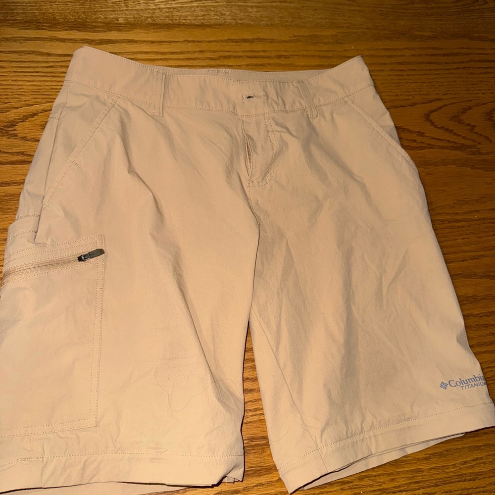 Columbia Tan Cargo Shorts Lightweight Versatile